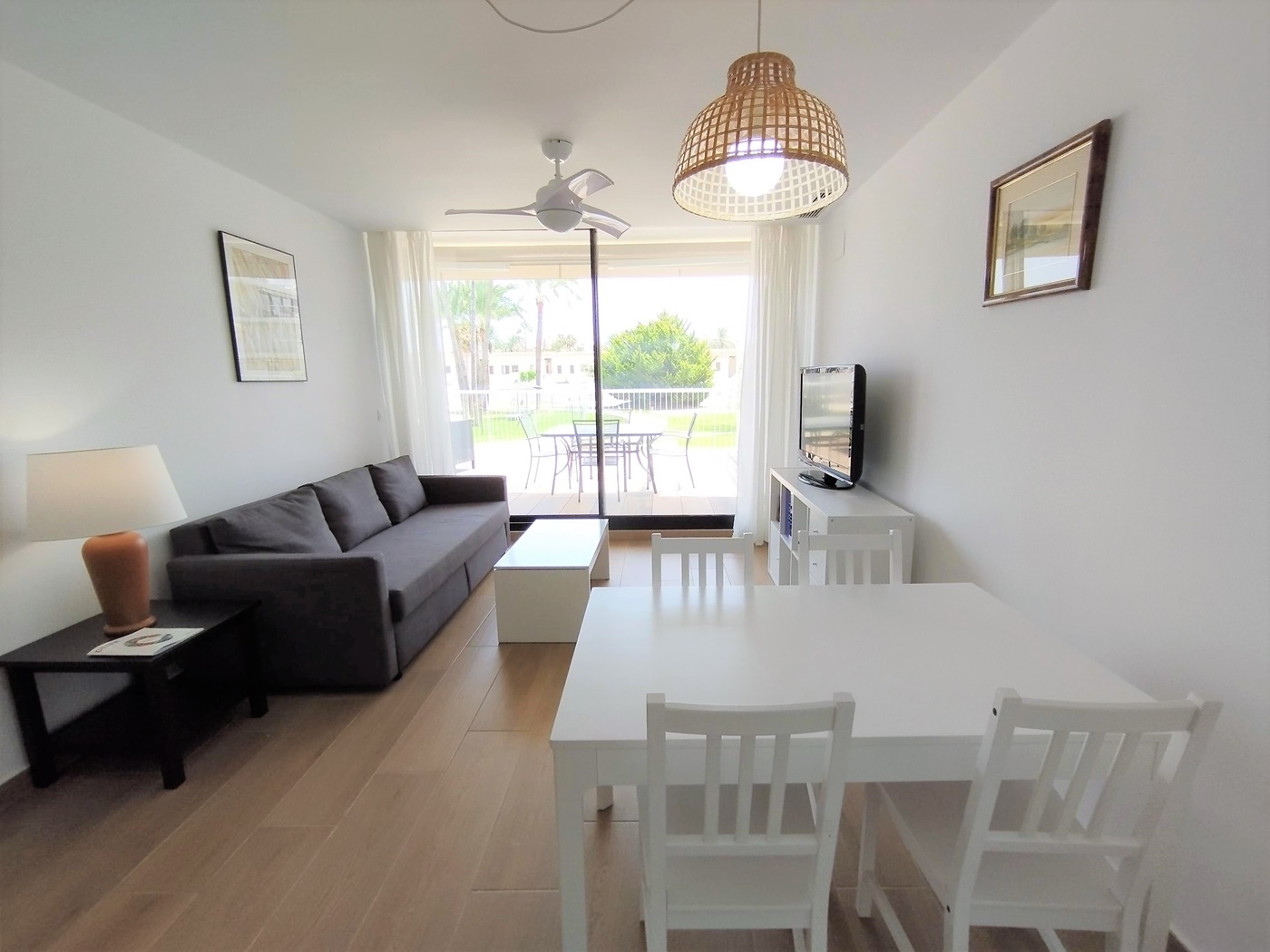 Ground floor apartment for sale in Denia on the first line